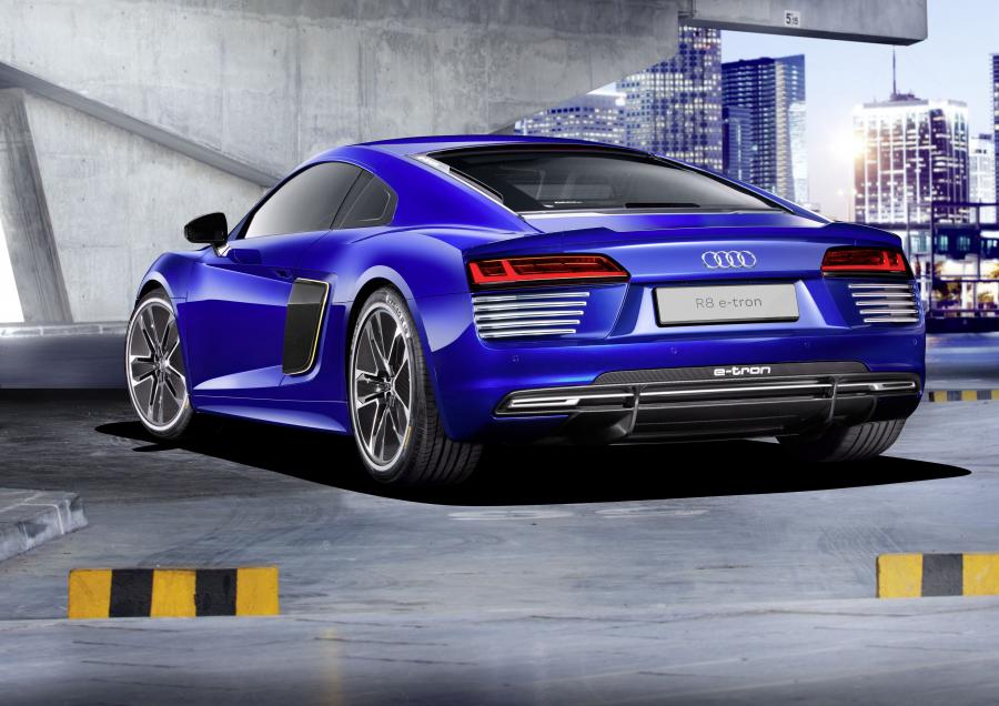  Audi R8 e-tron 2015 года  (фото 12 из 21)